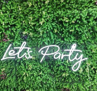 Neon-sign-Lets-party-90cmx30cm
